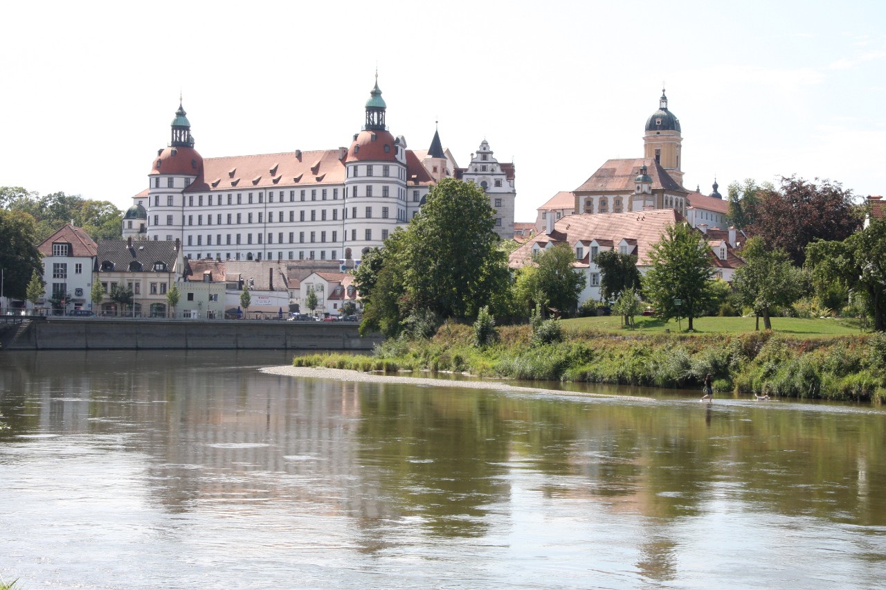 Schloss Neuburg mit Donau